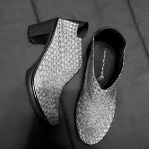 Steven Maden low rise ankle boots.